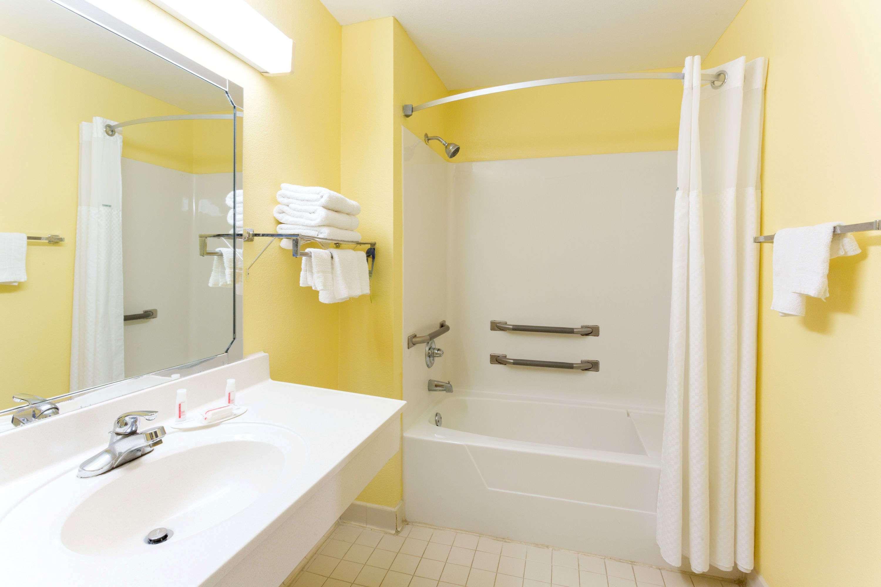 Days Inn Lamont/Monticello Bagian luar foto