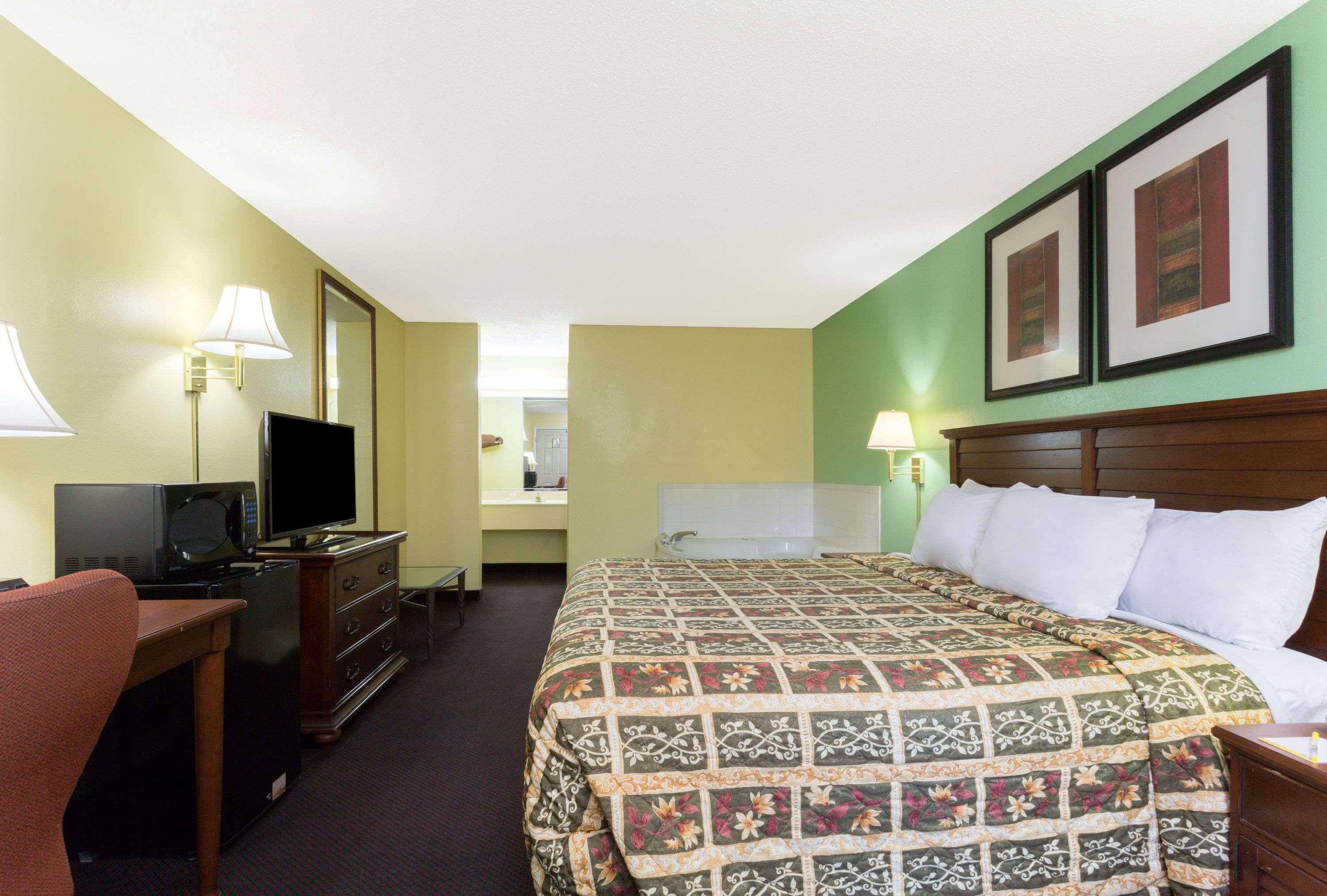 Days Inn Lamont/Monticello Bagian luar foto